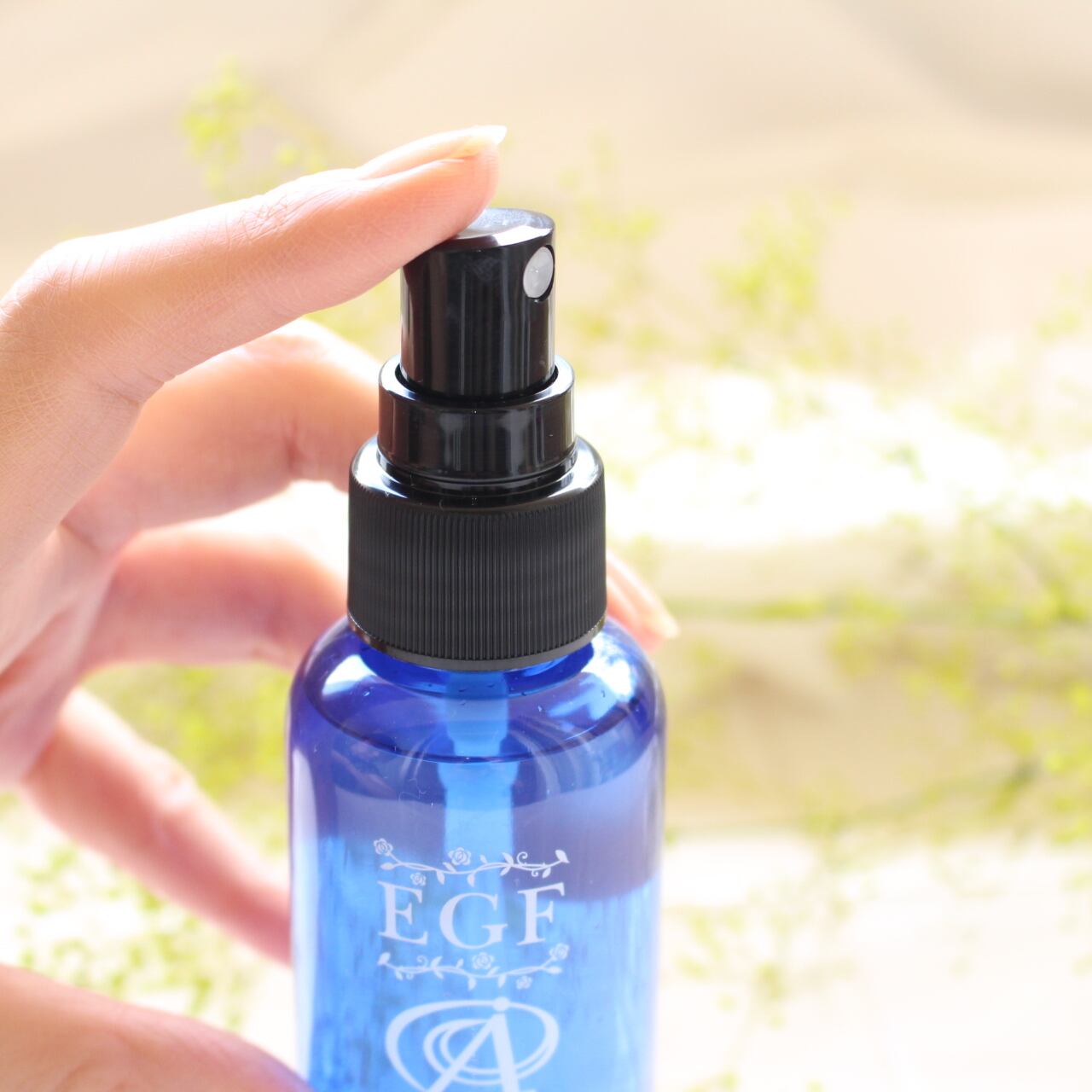 〈金箔ミストウォーター〉とろみのあるミストウォーターで、肌の潤いやしっとり感がアップ