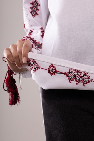 ウクライナ刺繍ヴィシヴァンカ・クラシック　手刺繍　麻　レディース・フリーサイズ