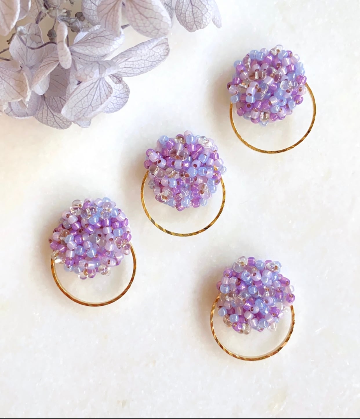 紫陽花 ビーズ刺繍イヤリング／ピアス／ハンドメイド | Chourina