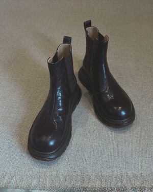 LEATHER ELASTIC-SIDE CHELSEA BOOTS