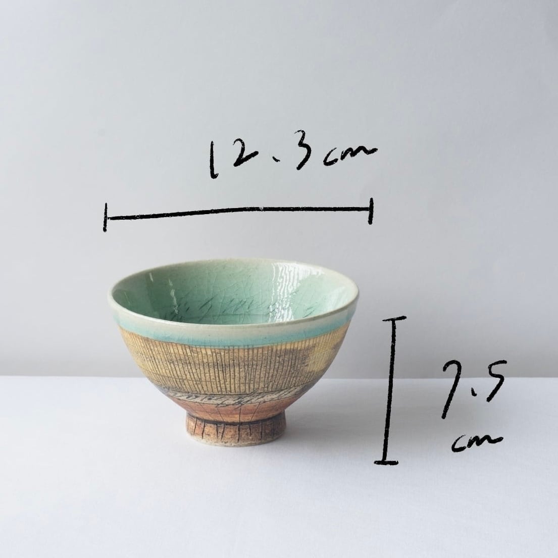 線刻のご飯茶碗【水色】 | Kamani | 多治見で営む 美濃焼器のWebショップ
