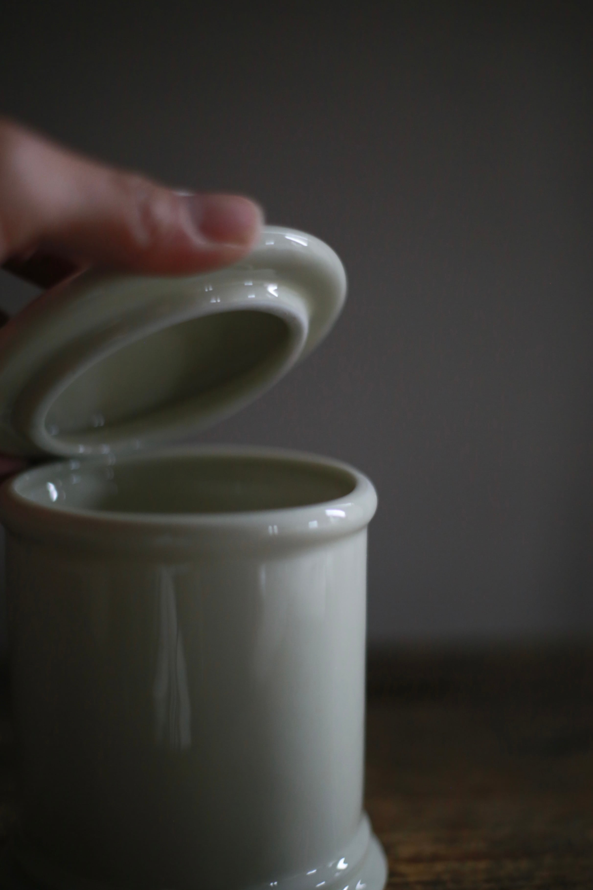 古い国産の陶器キャニスター