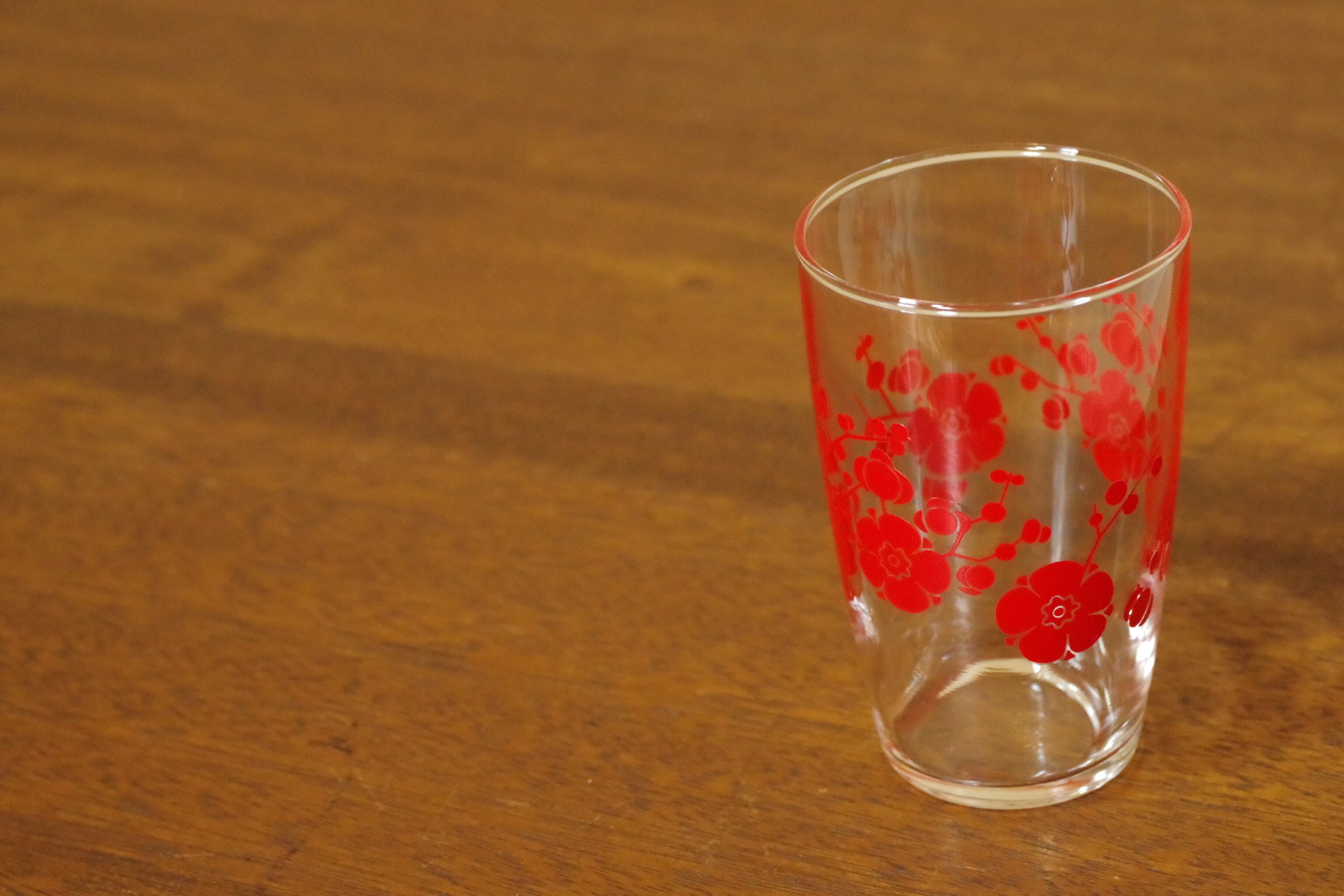 赤い花柄　ガラス　タンブラー　ガラスコップ　ビールグラス　ビアグラス　昭和レトロ　古道具