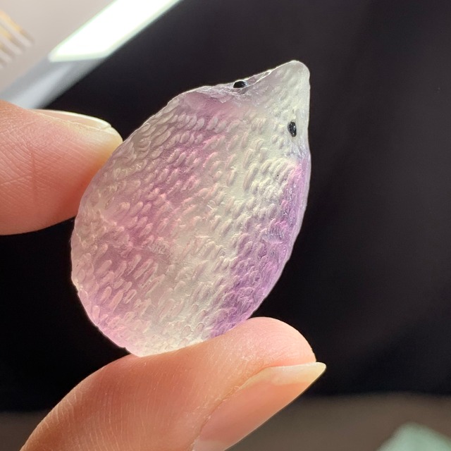 5.グリーンフローライト原石に住み着いているフローライトハリネズミさん