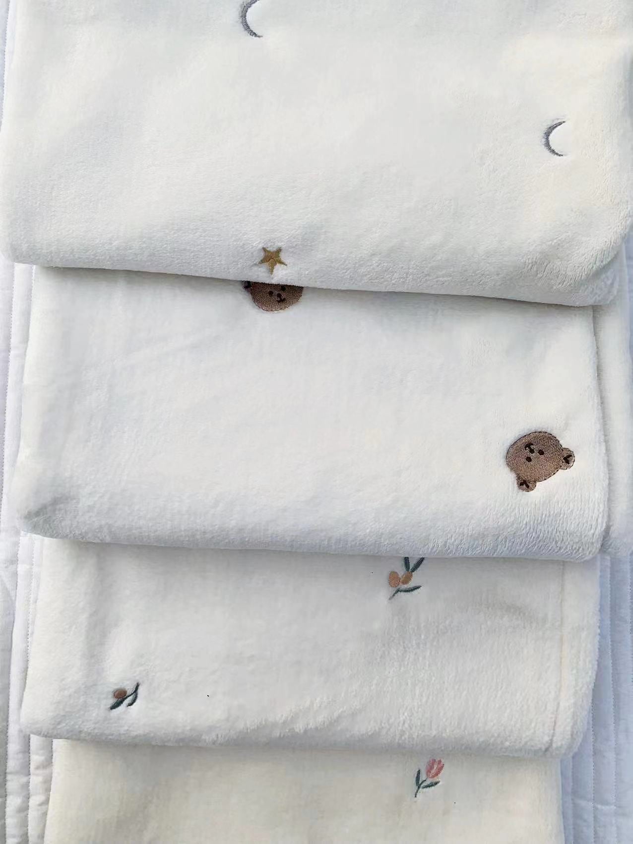 もこもこ刺繍ブランケット