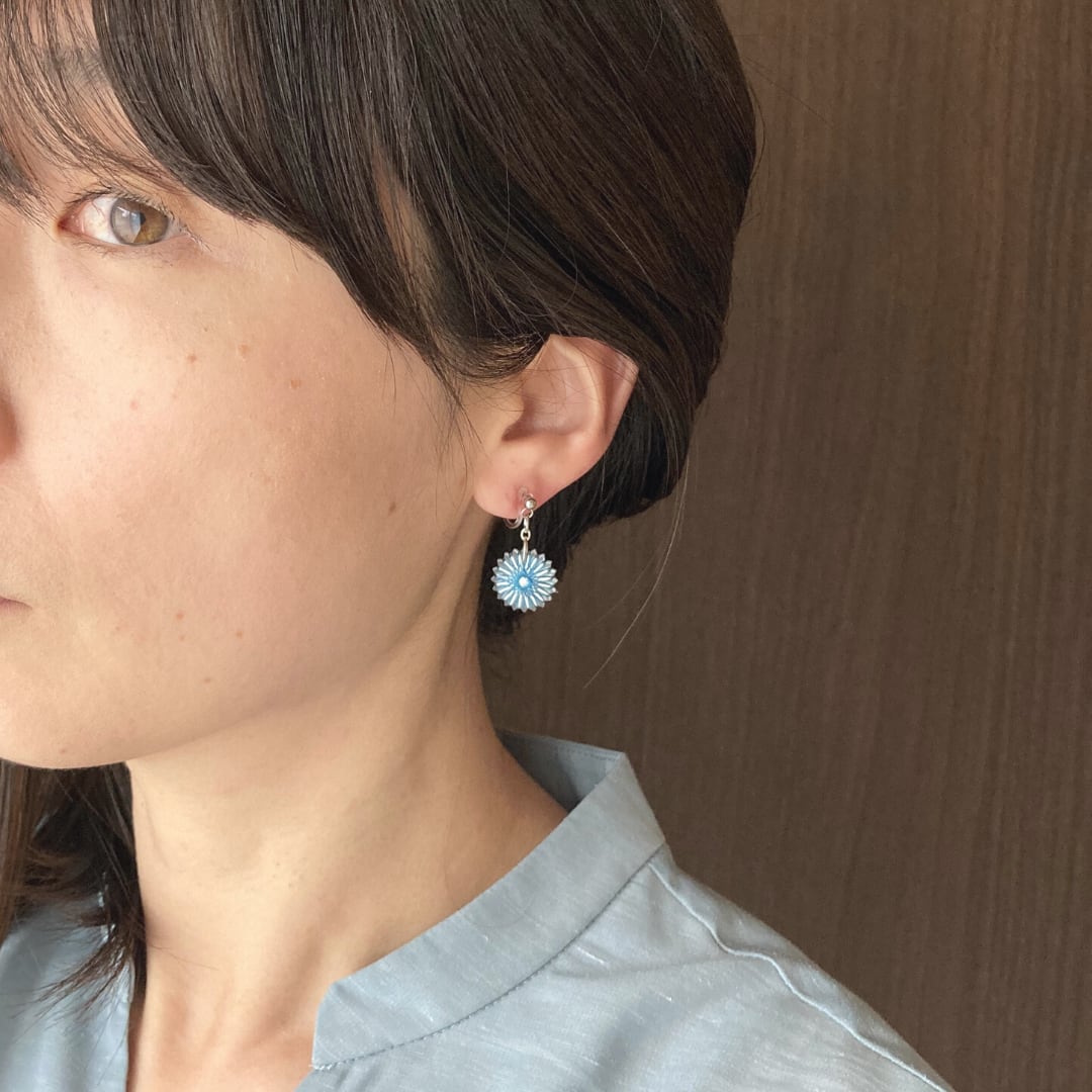 野の花のピアス（青） ピアス / ノンホールピアス / イヤリング 