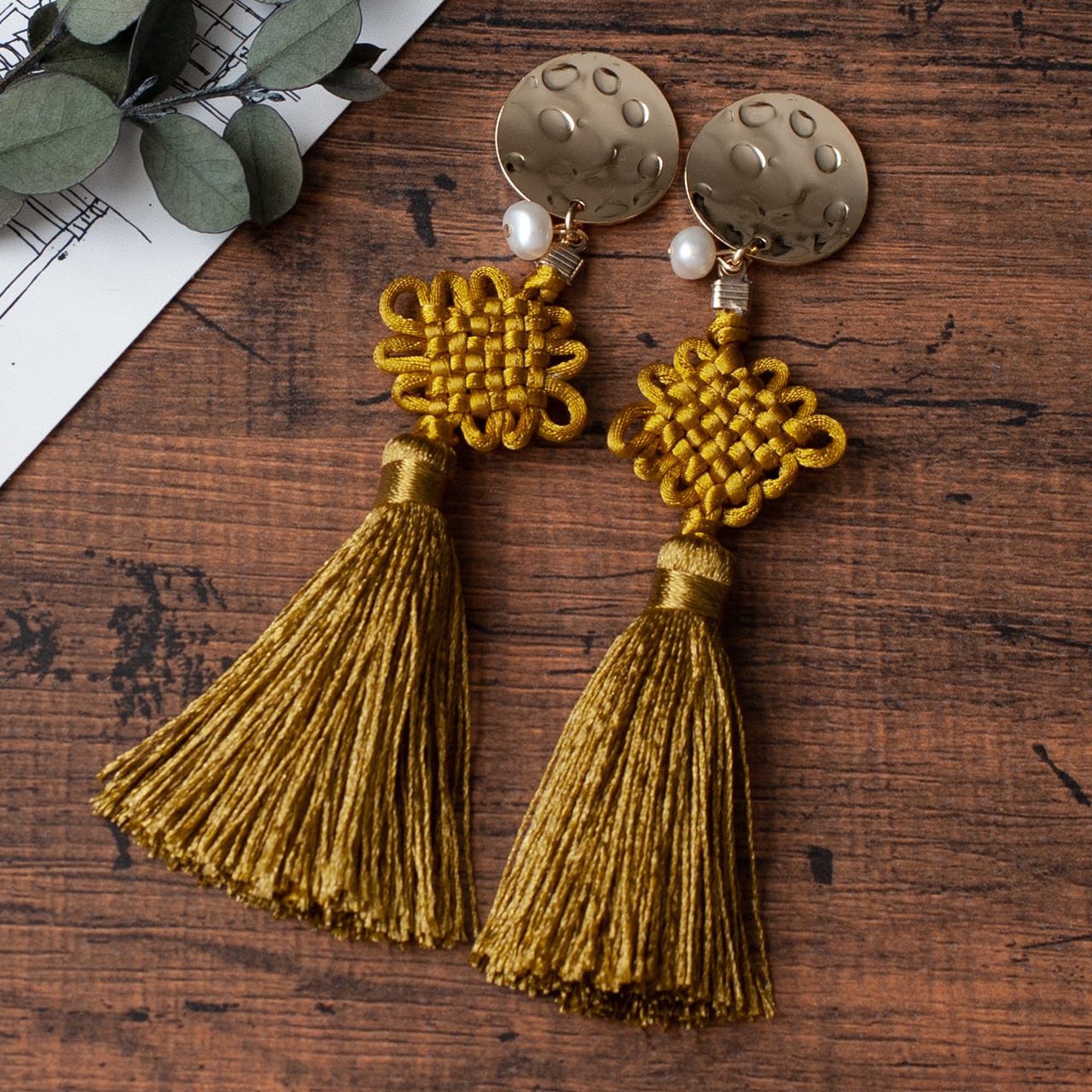 黄色の中国結びタッセルピアス（盤長結） | ASIAMOKU