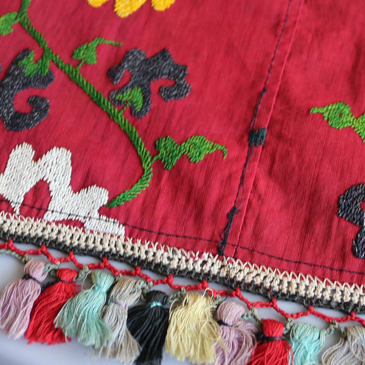 1点もの】スザニ刺繍 クロス レッド フラワー タッセル付 【約92×63cm