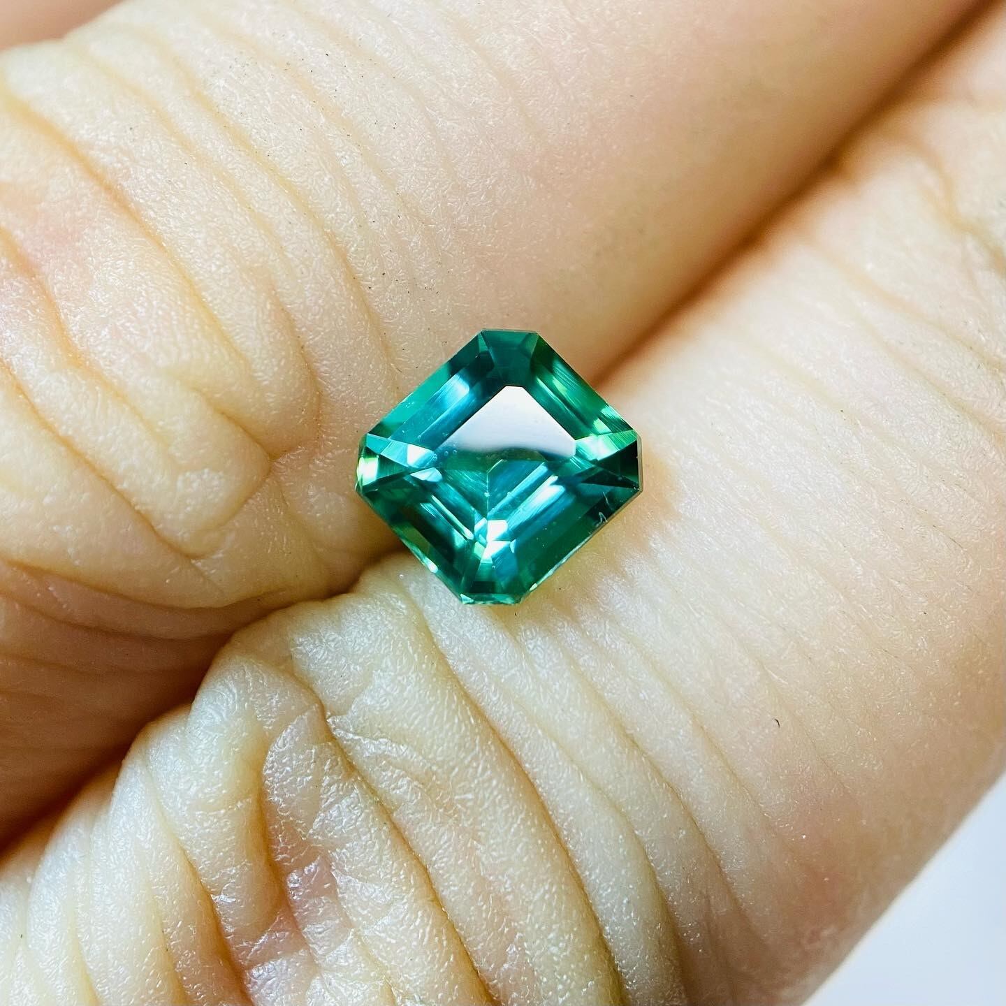 深くて不安定なエメラルドカラー トルマリン3