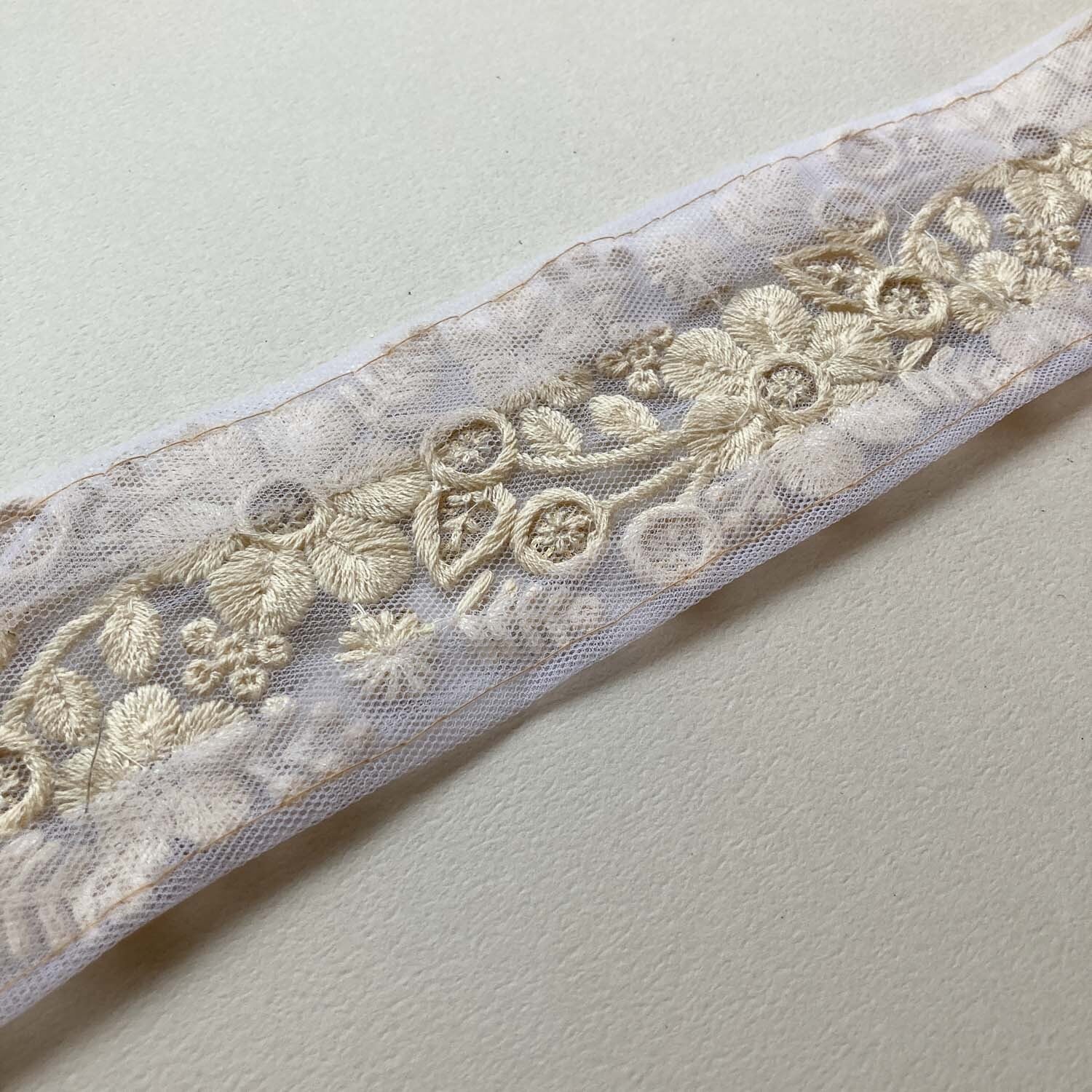 再入荷〉スパンコールと6枚お花刺繍チュールレース（1mカット） | Dua