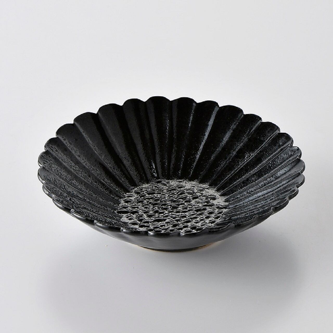 こくようせき】黒曜石鎬彫 菊割花弁多用皿 | 乃利陶窯オンラインショップ。