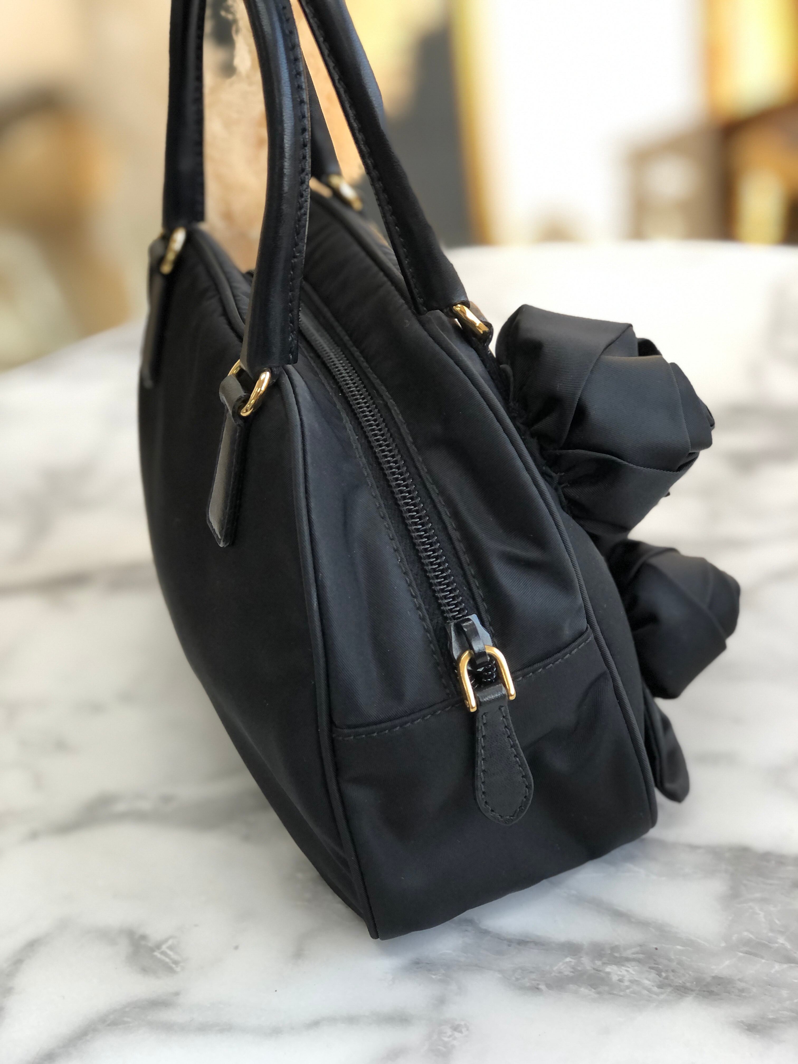 PRADA プラダ トライアングルロゴ コサージュ レザー×ナイロン PRADA プラダ トライアングルロゴ コサージュ レザー×ナイロン