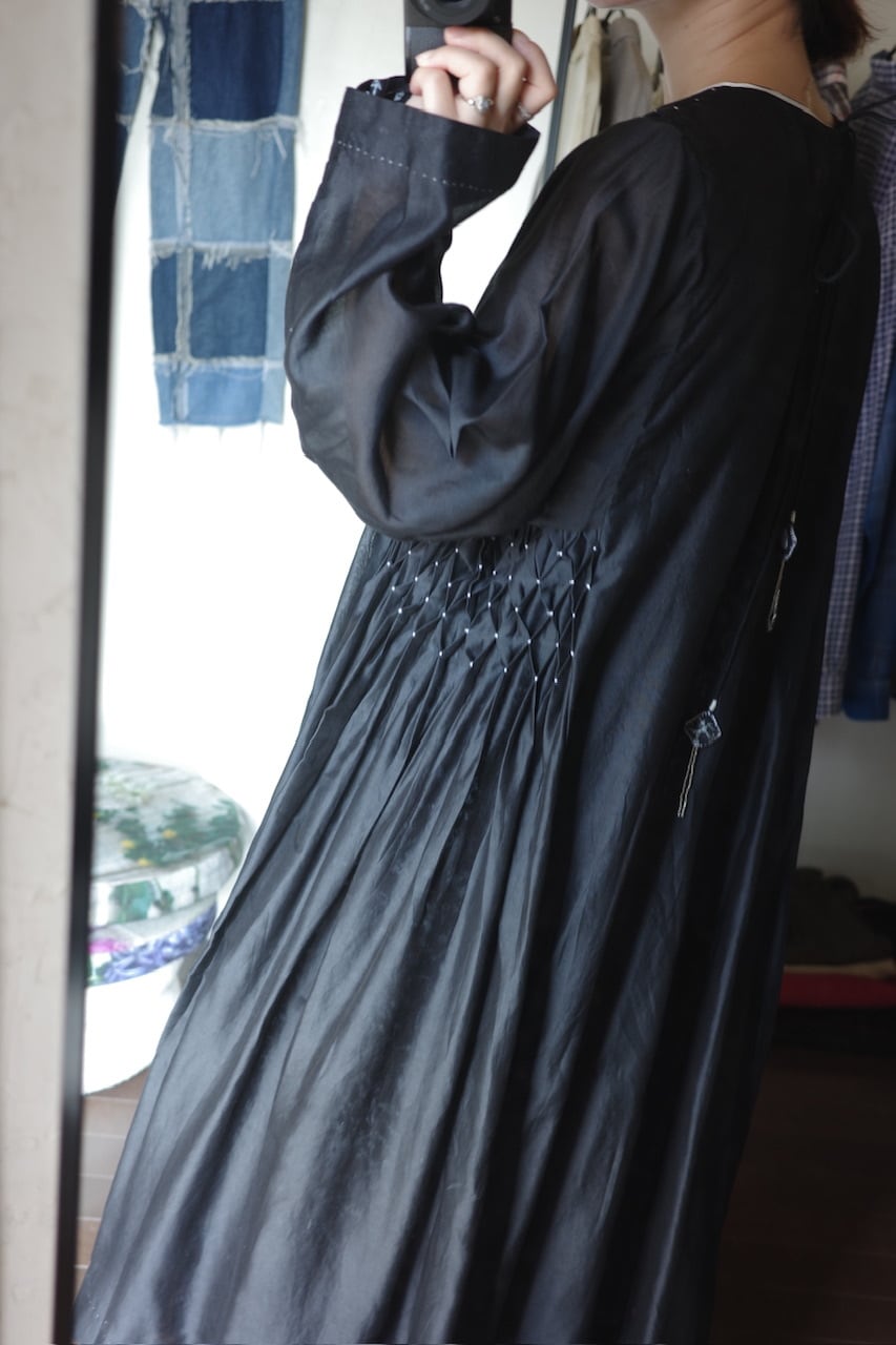 受注】AHMEV Snowdrop Smocking Dress + Slip BLACK | physis (ピュシス)