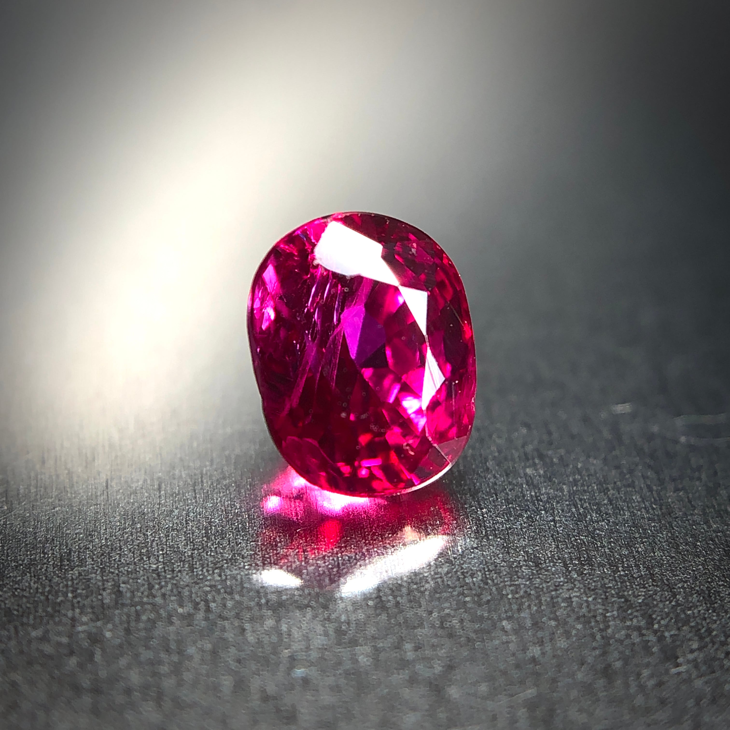 目の覚めるような鮮烈な赤色 0.57ct 天然 ルビー | Frederick's