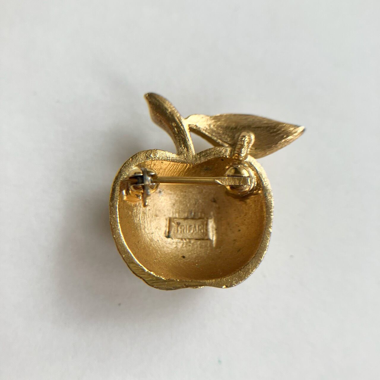 Crown Trifari” gold apple brooch[b-424] ヴィンテージブローチ | LEO 