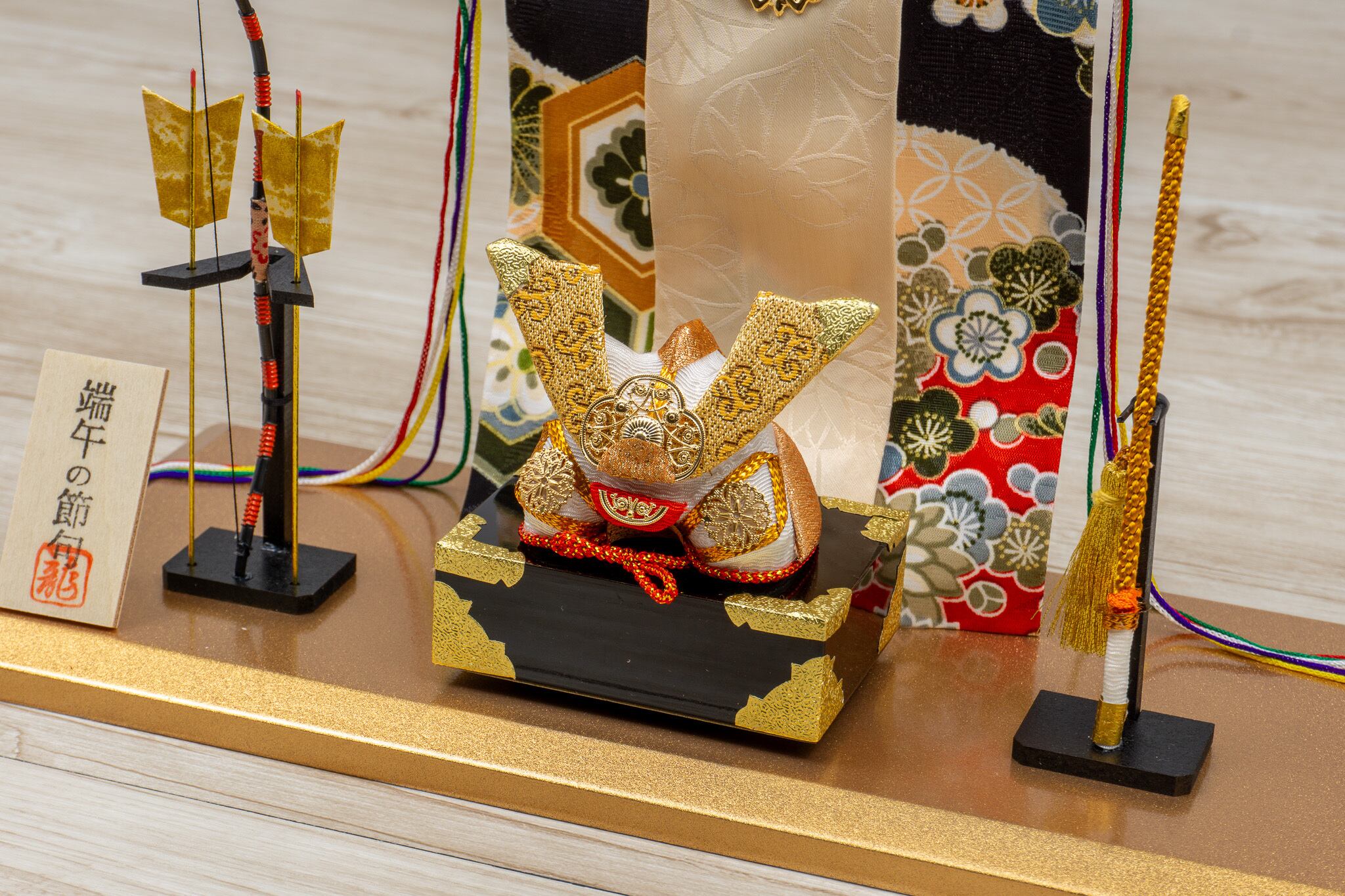 ミニチュアセット 2-381 金色兜飾り（弓太刀付き） | 暮石人形 WEBショップ