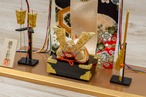 ミニチュアセット　2-381 金色兜飾り（弓太刀付き） thumbnail 3