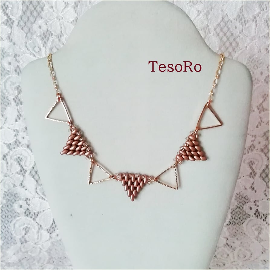 TesoRo：トライアングルネックレス 三角モチーフをビーズで編んだ作品