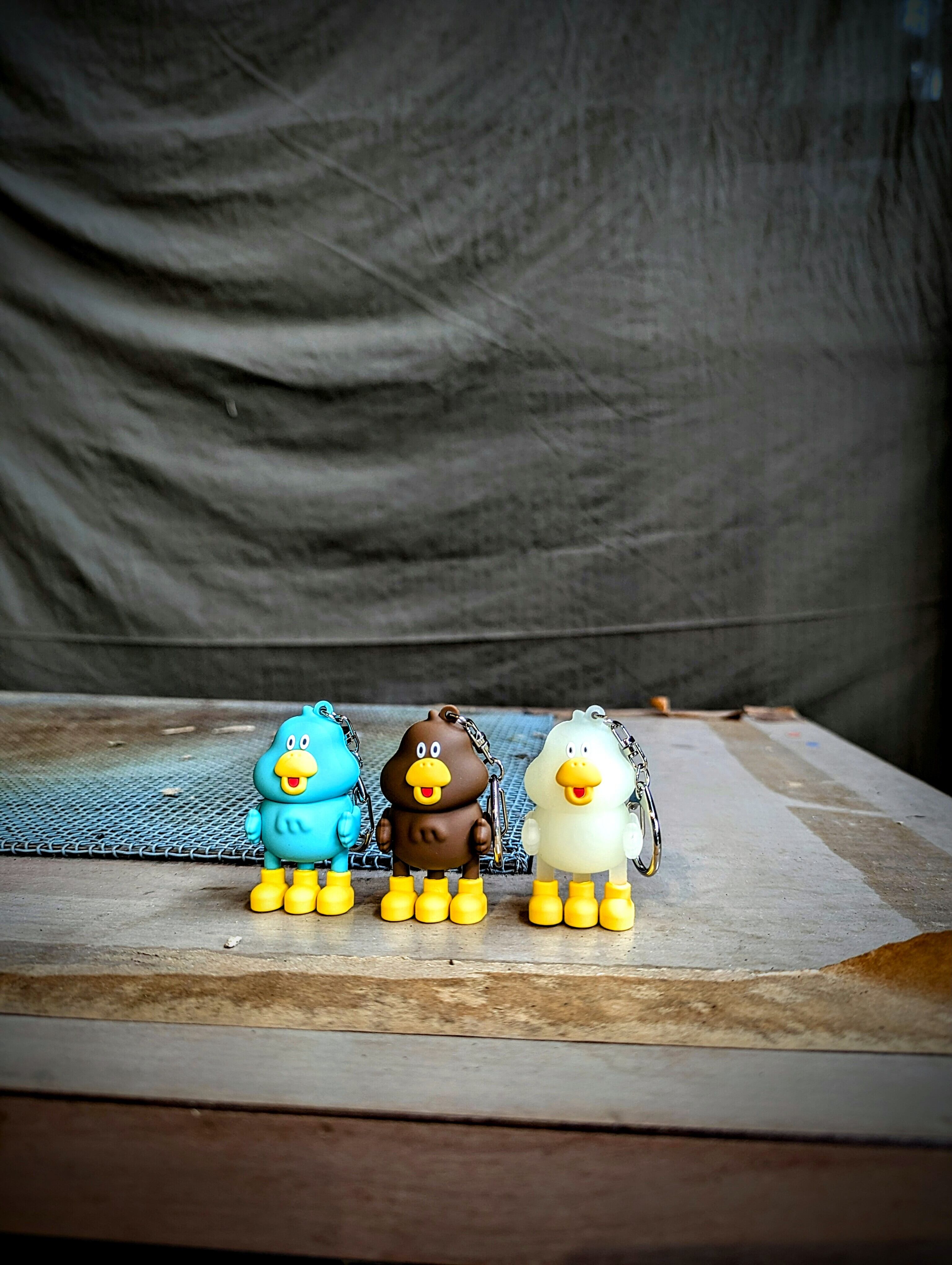 RUKURUKU/花火を眺める窓辺の親子キツネ　オルゴナイトキーホルダー DUCKROW フィギュアキーホルダー ダックロー | Camp Shop Lantern
