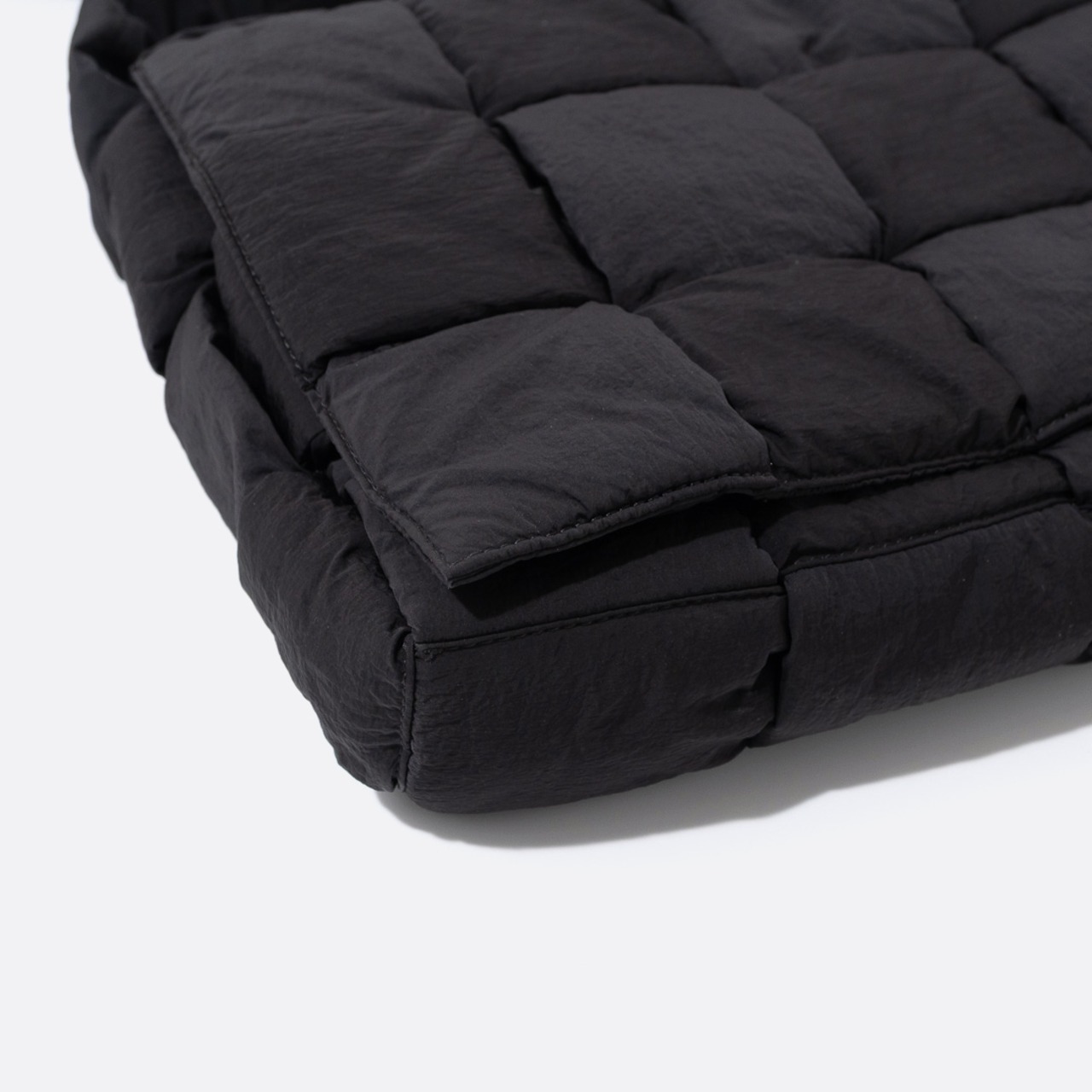 BOTTEGA VENETA パデッド テック カセット ショルダーバッグ