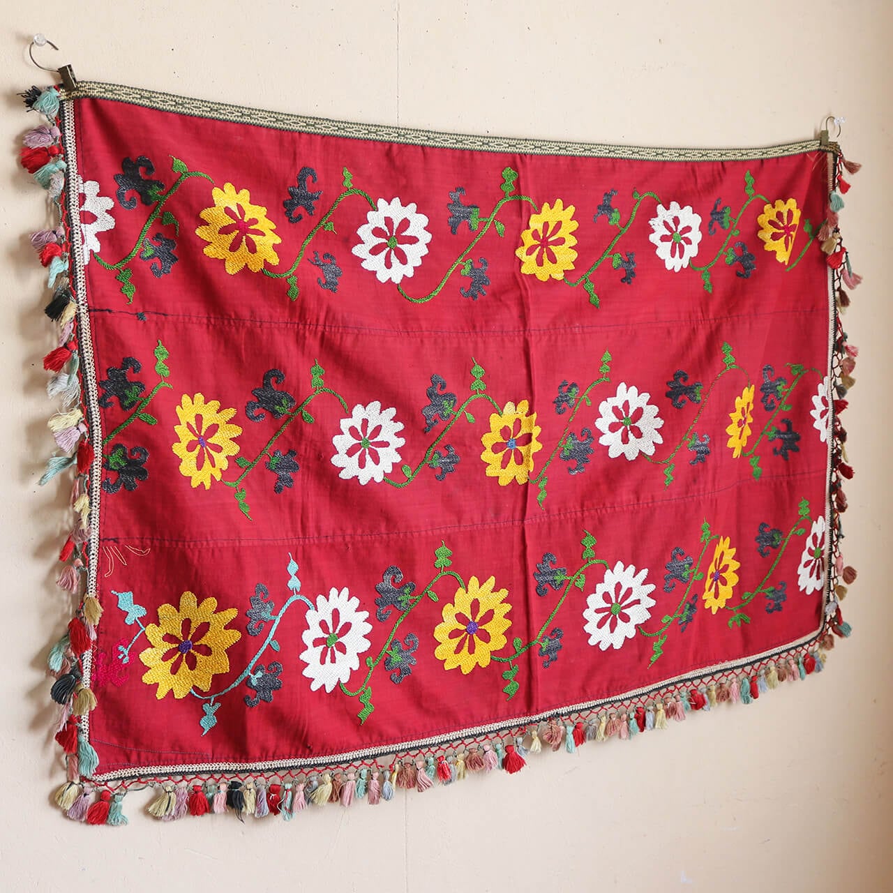 1点もの】スザニ刺繍 クロス レッド フラワー タッセル付 【約92×63cm