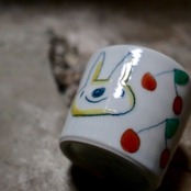 村田菜穂美作　子供用湯呑み　「うさちゃんとさくらんぼ」［2104130000119］