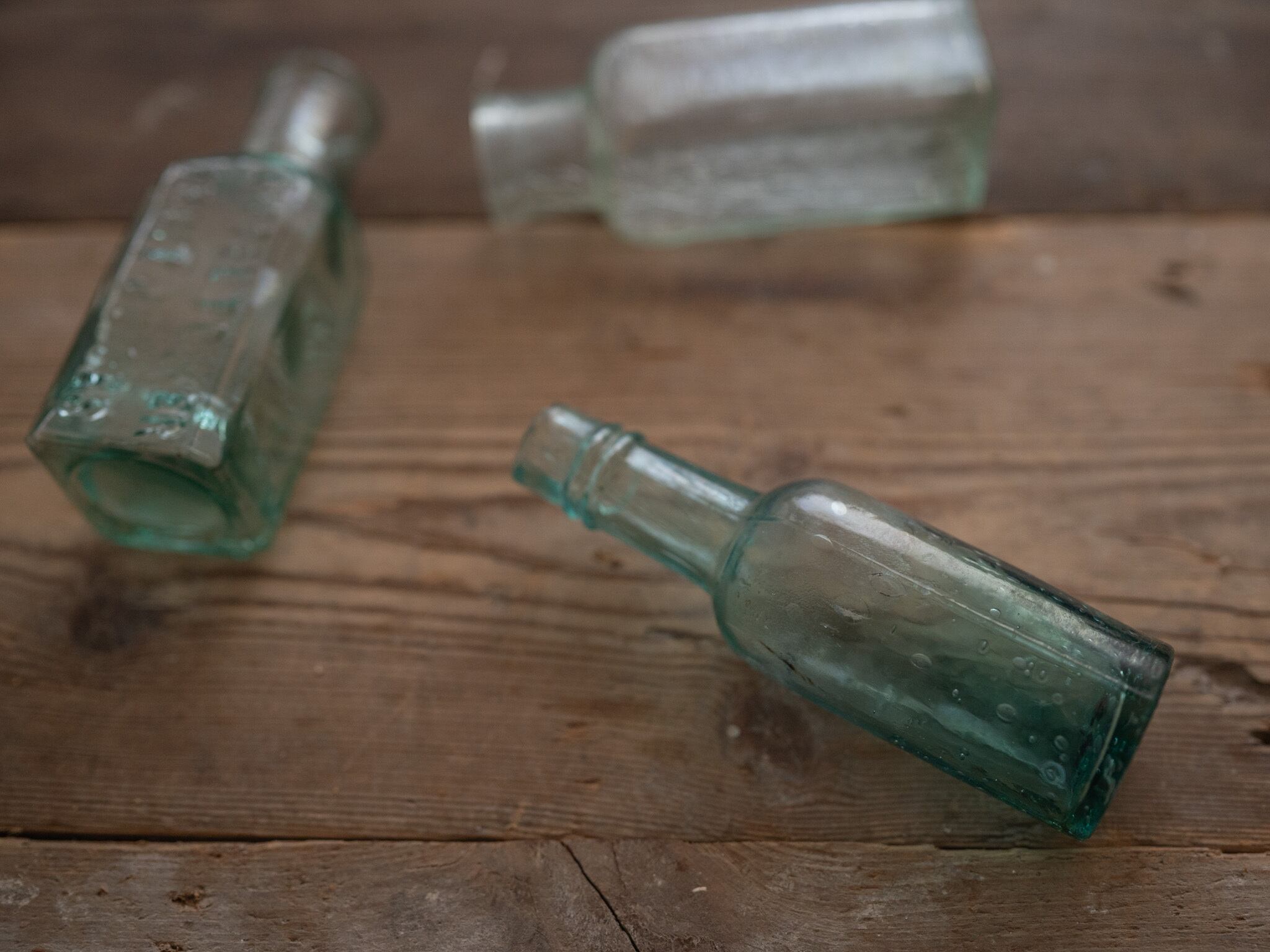 古くて小さな細いガラス瓶 イギリスアンティーク