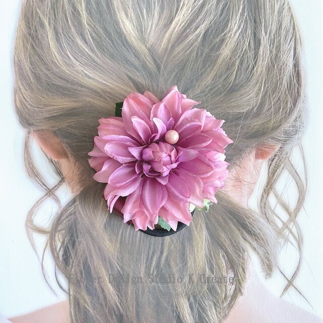 ピンクの薔薇とブルーベリーのヘアゴム　お花　ヘアゴム　髪飾り　お出掛け　ヘアアクセサリー　お花のヘアゴム　発表会