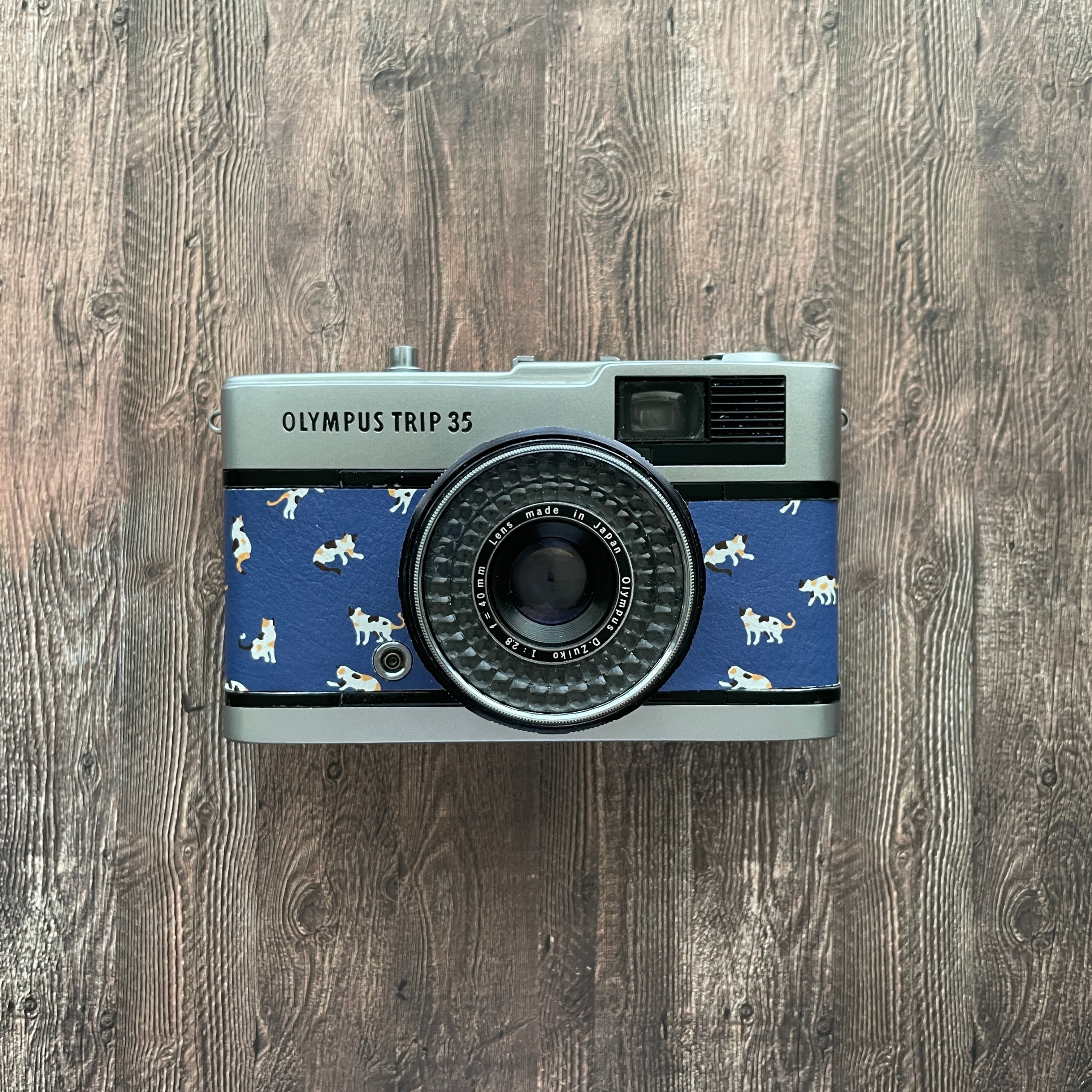 Olympus TRIP 35  <キャットonブルー>