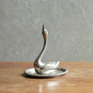 空を見上げる、白鳥のシルバートレイ