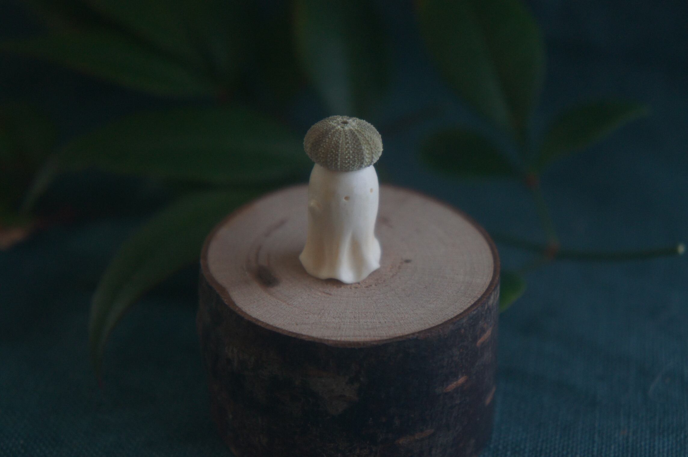 鹿角彫刻「兎角亀毛」うにの帽子をかぶったおばけ【6】 | deer bone 