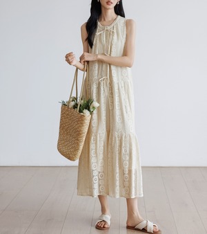 総花柄 レース ノースリーブワンピース レディース ワンピース ティアードワンピース 膝下 ミモレ 袖なし ノースリーブ ラウンドネック 襟なし フレア Aライン 切り替え ドレープ フェミニン リボン ハイウエスト 透け感 シースルー 切り替えデザイン かわいい 大人可愛い きれいめ シンプル 上品 おしゃれ ガーリー クラシカル 花柄 フラワー 春 夏 秋 ママ 通勤 学生 学校 通学 デート お出かけ 旅行 女子会 休日 体型カバー 普段使い 着回し S M L ゆったり 黒 ブラック アプリコット