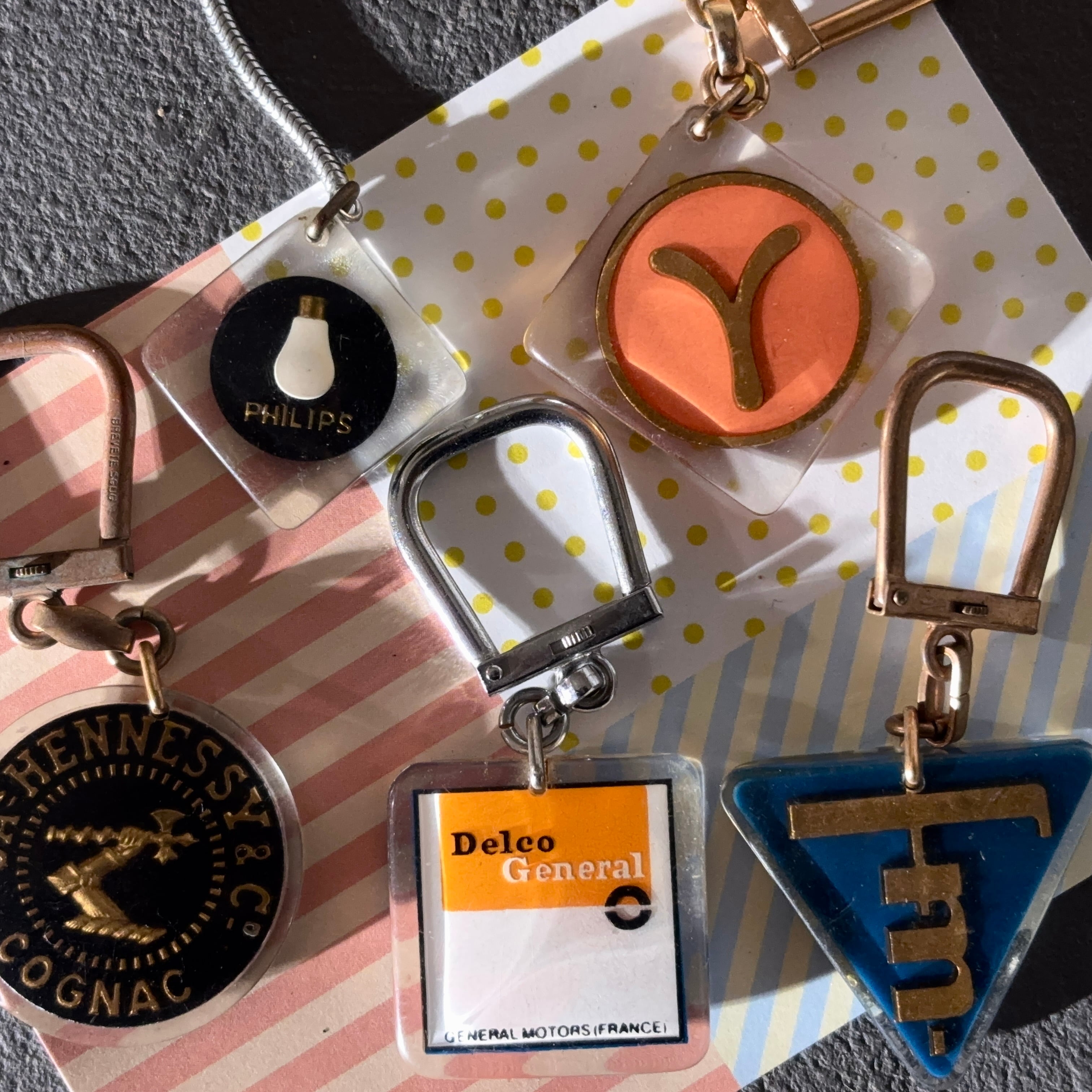 g239-g フレンチキーホルダー　ノベルティ　フランス製　レア　レトロ　60個 g239-g フレンチキーホルダー ノベルティ フランス製 レア レトロ 60個