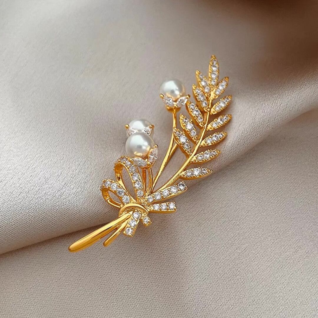 Leaf and ribbon motif and pearl gold broach 00140