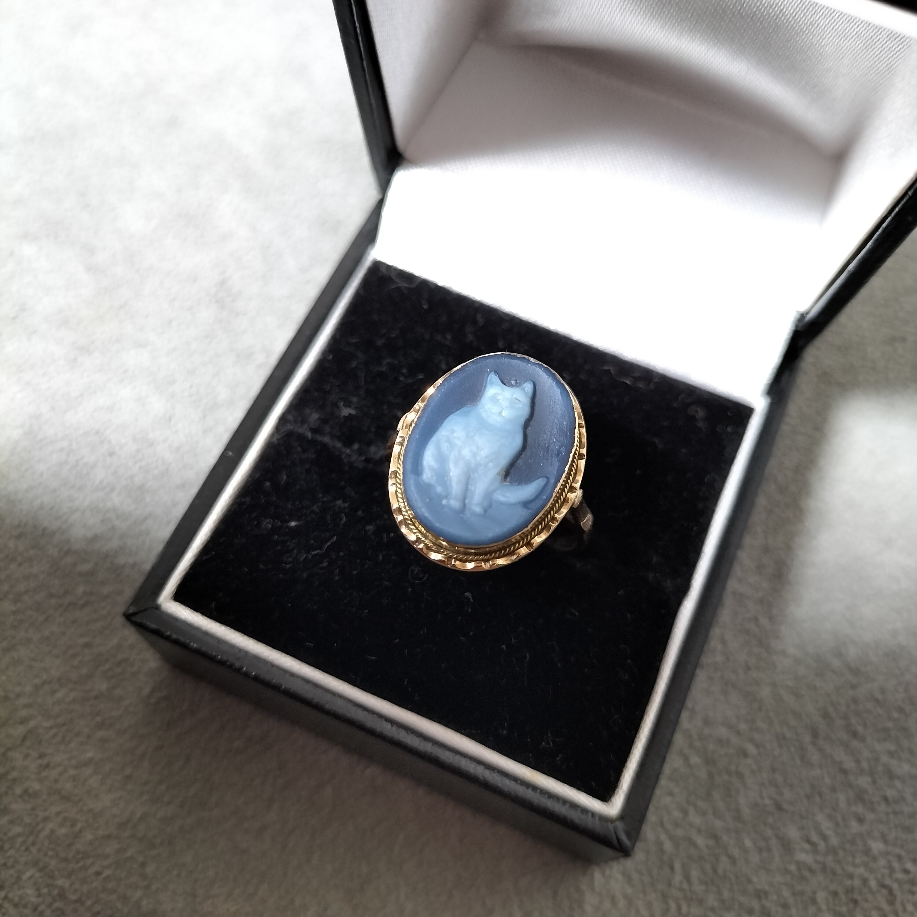 Vintage Italian Cat 18K Blue Agate Cameo Ring | Antico