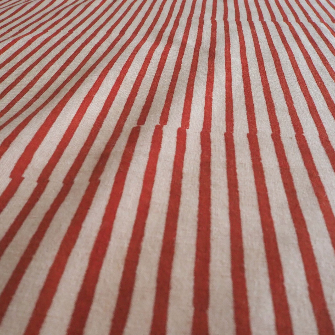 ブロックプリント生地【50cm単位】インド綿  ストライプ柄(細) 生成り×赤 #52410-RD1