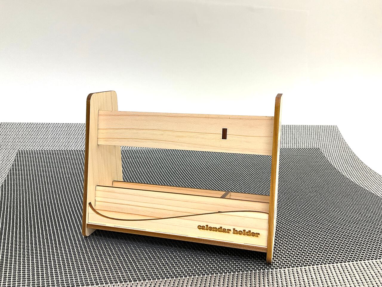 卓上カレンダー用ホルダー ペン立て付き | グッド・アイデア・ファクトリー