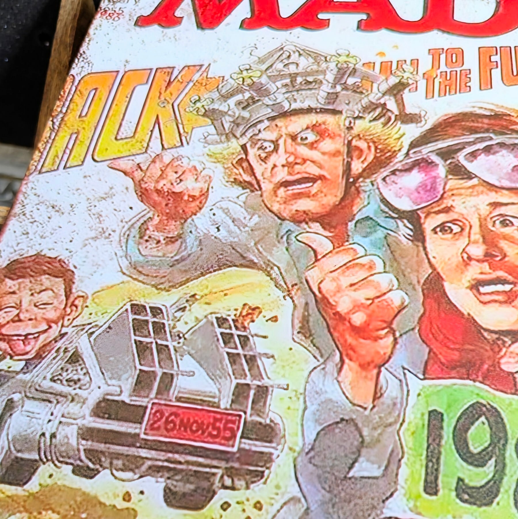 送料無料！ちょうどいいブリキ看板 【 MAD / マッド マガジン】『 バック・トゥ・ザ・フューチャー 』 アルフレッド・E・ニューマン / METAL SIGN / メタルサイン / ブリキ看板 / サインボード / ビンテージ加工〚アメリカン雑貨 アメトイ〛
