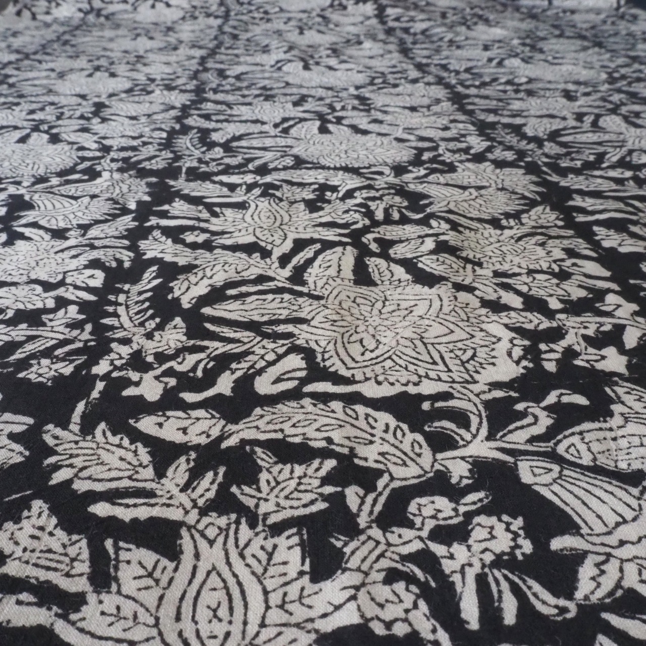 ブロックプリント生地【50cm単位】インド綿  花柄 黒×生成り #37810-BK1