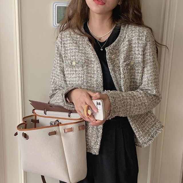 アウター レディース ジャケット ツイードジャケット ショート ショート丈 長袖 ノーカラー かわいい 大人可愛い きれいめ 大人 上品 おしゃれ お洒落 レトロ 大人女子 こなれ感 キュート エレガント 主役級 存在感 秋 冬 発表会 演奏会 お呼ばれ 20代 30代 40代 50代  ビジネス OL 通勤 学生 通学 デート お出かけ 女子会 休日 着回し 普段使い 韓国 韓国系 送料無料 ファッション コーデ スタイル モテ トレンド 流行 S M L グレー