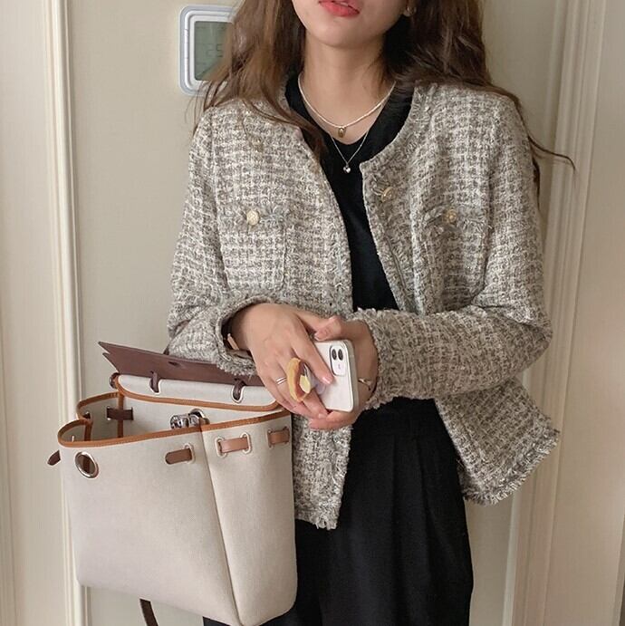 アウター レディース ジャケット ツイードジャケット ショート ショート丈 長袖 ノーカラー かわいい 大人可愛い きれいめ 大人 上品 おしゃれ お洒落 レトロ 大人女子 こなれ感 キュート エレガント 主役級 存在感 秋 冬 発表会 演奏会 お呼ばれ 20代 30代 40代 50代 ビジネス OL 通勤 学生 通学 デート お出かけ 女子会 休日 着回し 普段使い 韓国 韓国系 送料無料 ファッション コーデ スタイル モテ トレンド 流行 S M L グレー