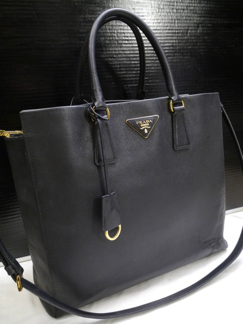 レア32万◆PRADA プラダ サフィアーノ A4対応ビジネス可 ハンドショルダー 2way レザー トート バッグ 黒x金◆ ビジネス対応の希少モデル♪