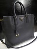 レア32万◆PRADA プラダ サフィアーノ A4対応ビジネス可 ハンドショルダー 2way レザー トート バッグ 黒x金◆ ビジネス対応の希少モデル♪