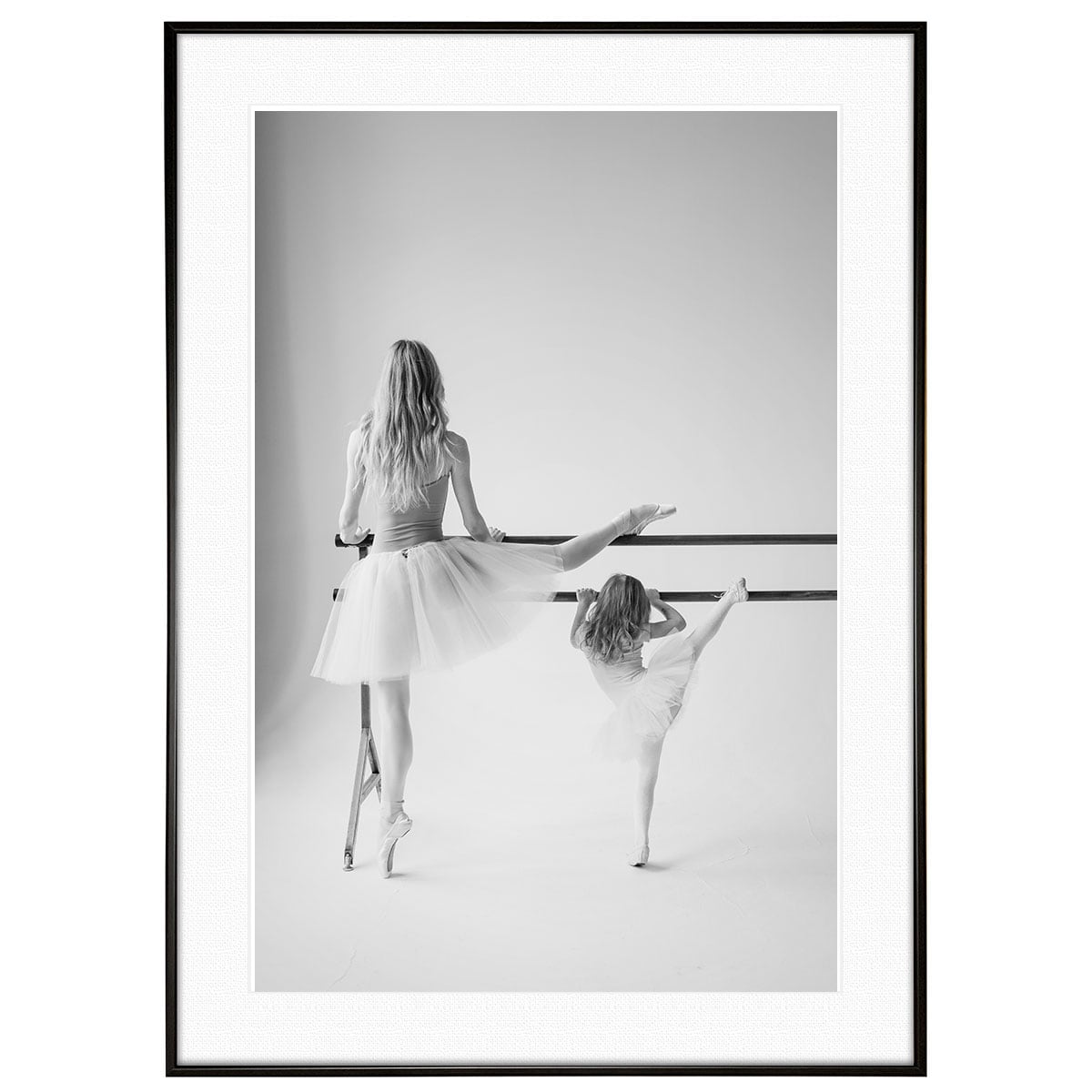 人物の写真 子供 バレエの練習をする女性と女の子インテリアモノクロアートポスター額装 AS2172