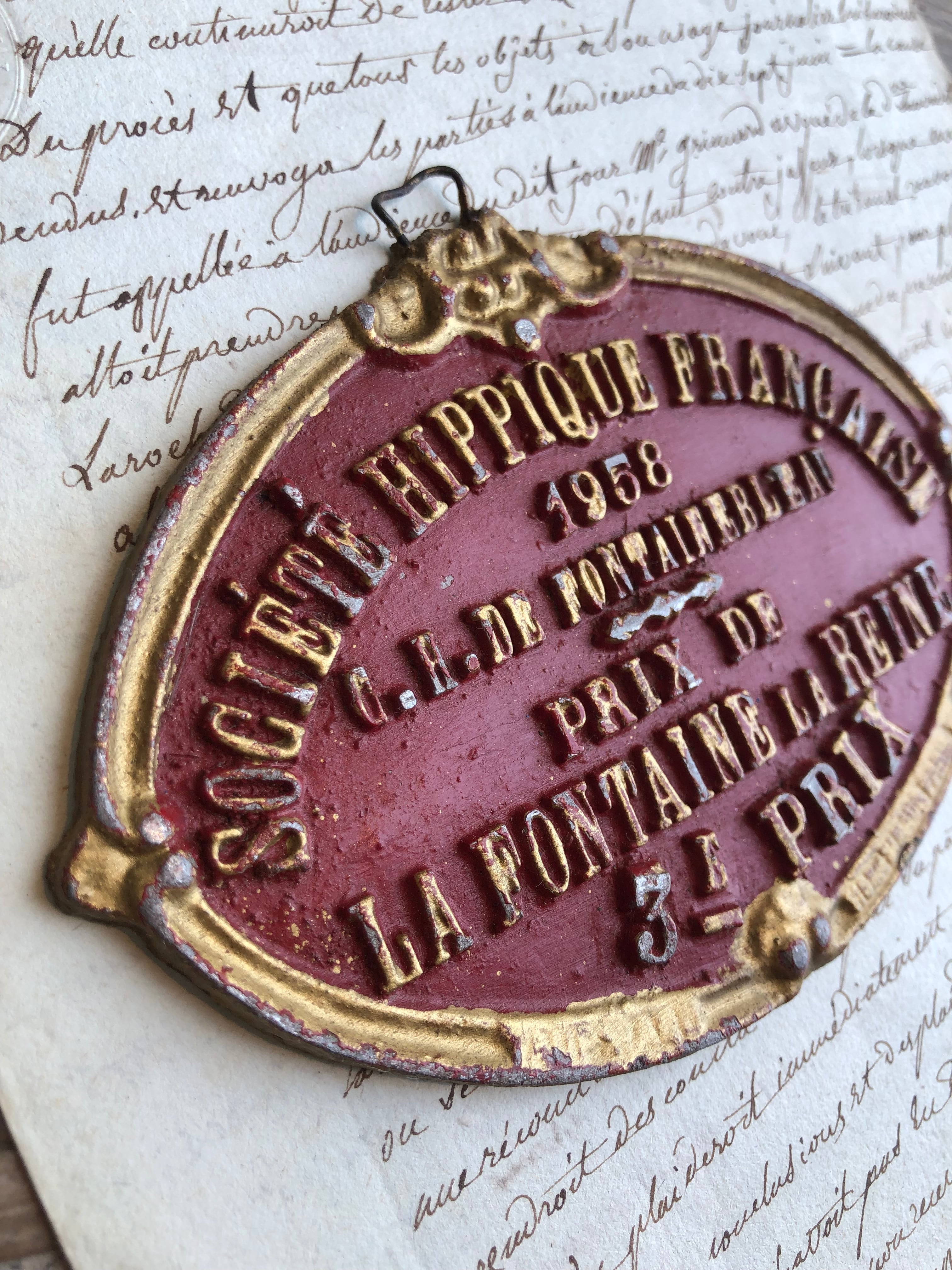 1958 SOCIÉTÉ HIPPIQUE FRANCAISE アイアンプレート 赤×金 | Brocante