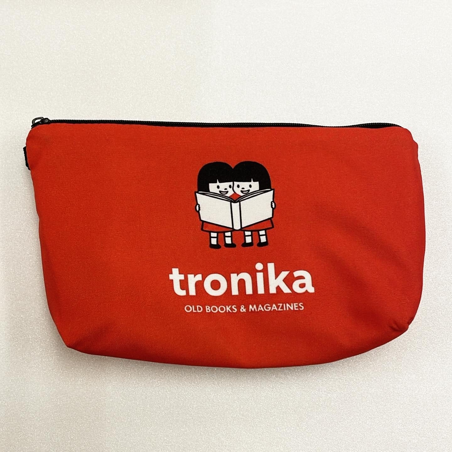 ポーチ「トロニカ　双子　イラスト　一緒に大きい本を読む　背景赤」小物入れ - 画像1