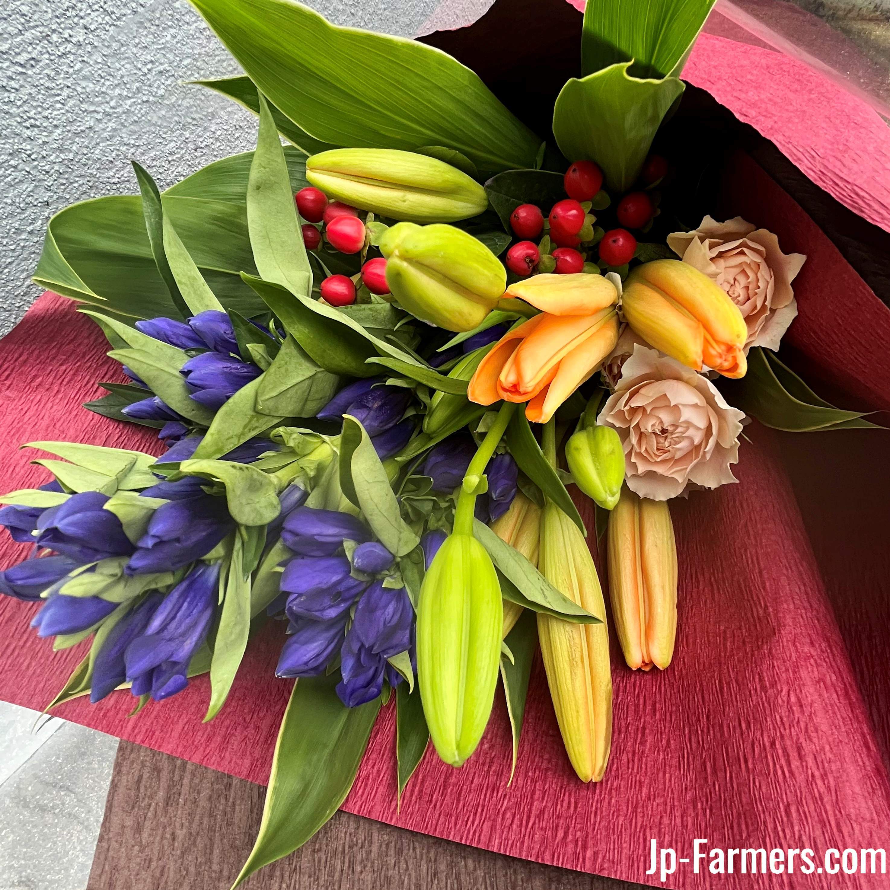 秋のお祝いに 秋色ユリとリンドウの花束 ～感謝の気持ちを込めて