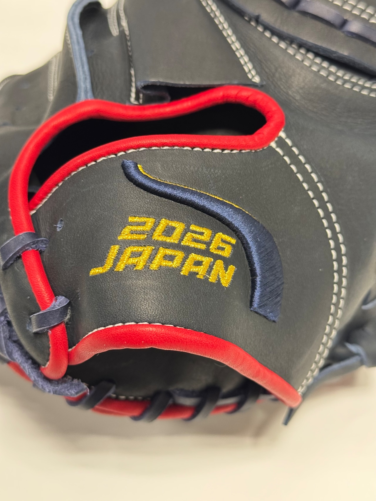 KUBOTA SLUGGERー久保田スラッガー 2026年侍JAPAN限定軟式グラブ 右投げ用 KW2型 KSブラック×レッド 限定ラベル・画像8