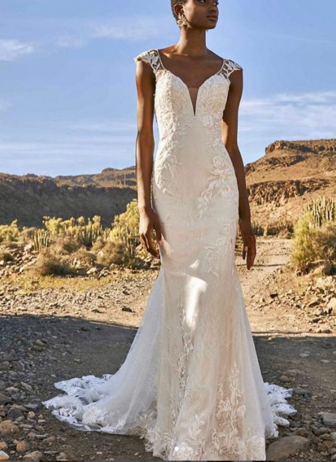 優雅なシルエット ウエディングドレス 枝花刺繍 オンショルダードレス  