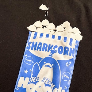 SHARK SNACK TIME【サメの ポップコーン 胸ポケTシャツ】